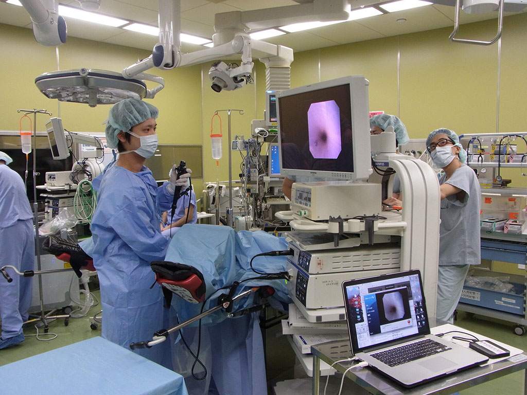 Imagen: Entrenamiento quirúrgico basado en simulación (Fotografía cortesía de Takashige Abe/Universidad de Hokkaido)