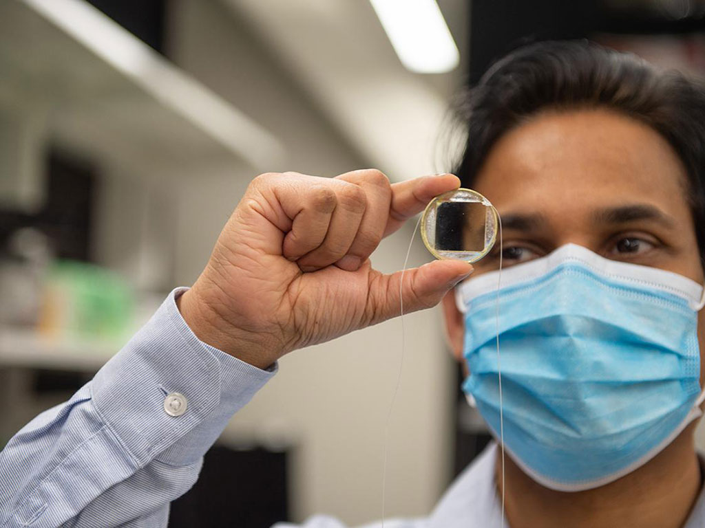 Imagen: Chip transductor de ultrasonido transparente y biocompatible (Fotografía cortesía de Kelby Hochreither/Penn State) Imagen: Chip transductor de ultrasonido transparente y biocompatible (Fotografía cortesía de Kelby Hochreither/Penn State)