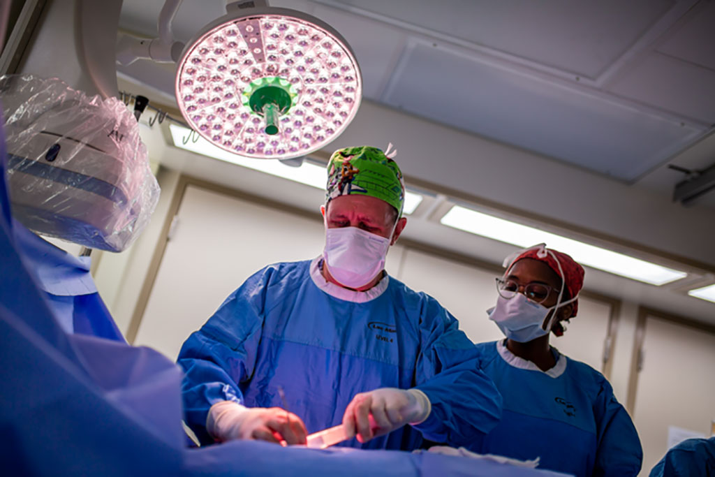 Imagen: Sesfibrilador subcutáneo que está siendo implantado en un paciente (Fotografía cortesía de Hamilton Health Sciences)
