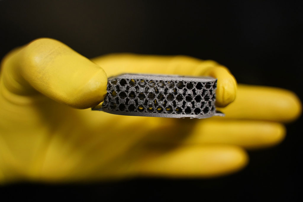 Imagen: Los implantes inteligentes de metamateriales impresos en 3D podrían monitorear la curación de la columna (Fotografía cortesía de la Universidad de Pittsburgh)