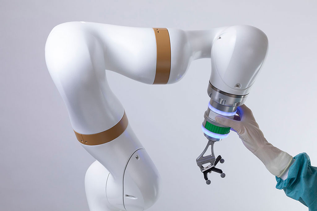 Imagen: El brazo robótico de la plataforma de robótica quirúrgica que recibió la certificación de la FDA (Fotografía cortesía de eCential)