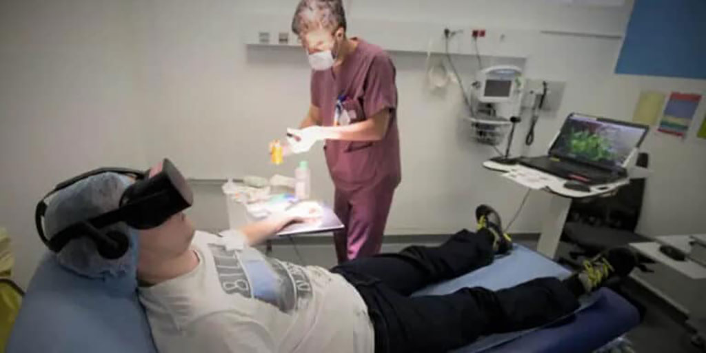 Imagen: La realidad virtual redujo la necesidad de sedación durante la cirugía de mano (Fotografía cortesía de XRHealth)