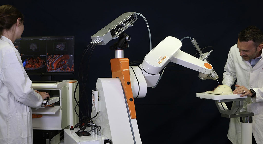 Imagen: Izquierda: Consola del cirujano con interfaz visual. Derecha: conductor de catéter orientable montado en el robot neuroquirúrgico (Fotografía cortesía del Colegio Imperial de Londres)