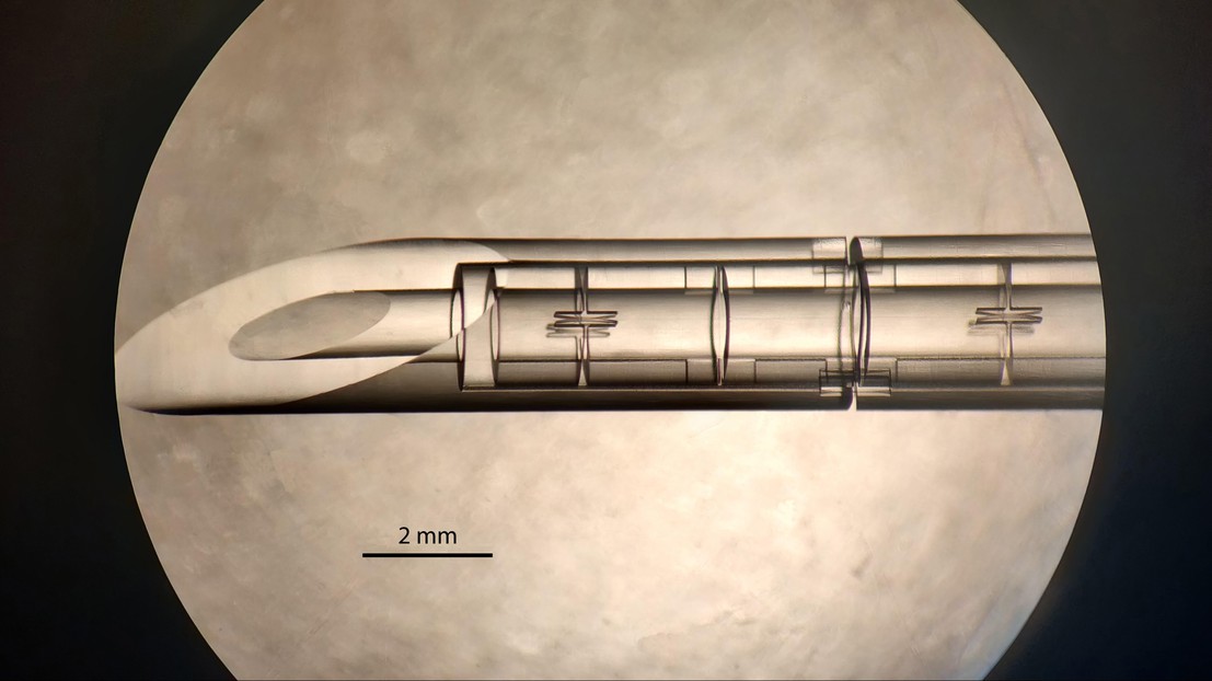 Imagen: Una aguja quirúrgica innovadora ofrece una mayor precisión en los movimientos del cirujano (Fotografía cortesía de EPFL)