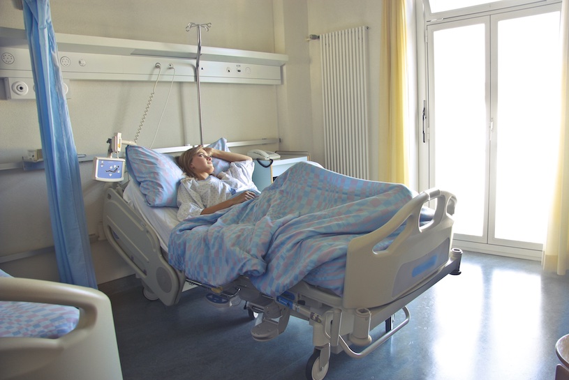 Las camas inteligentes ayudan a los médicos a monitorear a los pacientes de forma remota y administrar medicamentos basados ​​en datos registrados (Fotografía cortesía de Pexels)