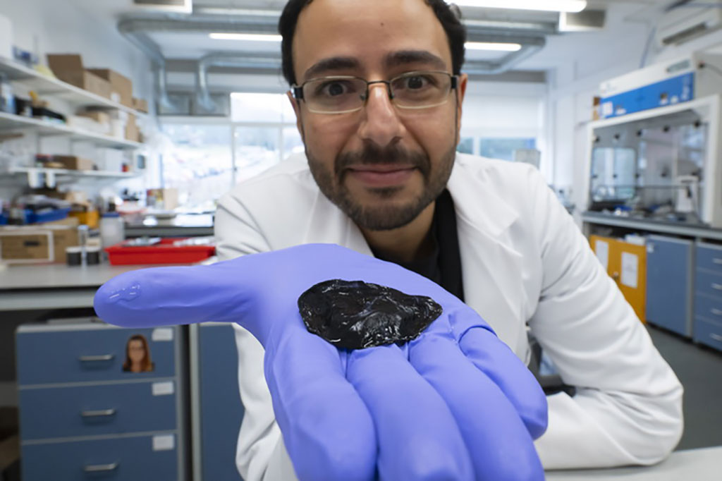 Imagen: Una segunda piel de algas marinas podría transformar la tecnología de sensores de salud y condición física (Fotografía cortesía de la Universidad de Sussex)