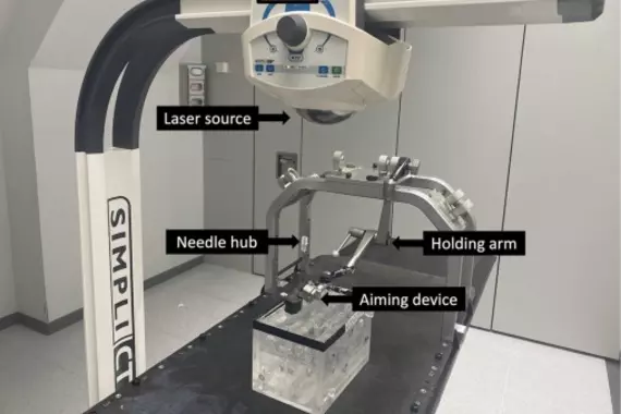 Configuración que muestra el sistema de guía láser en combinación con el dispositivo de puntería (Fotografía cortesía de Academic Radiology) Configuración que muestra el sistema de guía láser en combinación con el dispositivo de puntería (Fotografía cortesía de Academic Radiology)