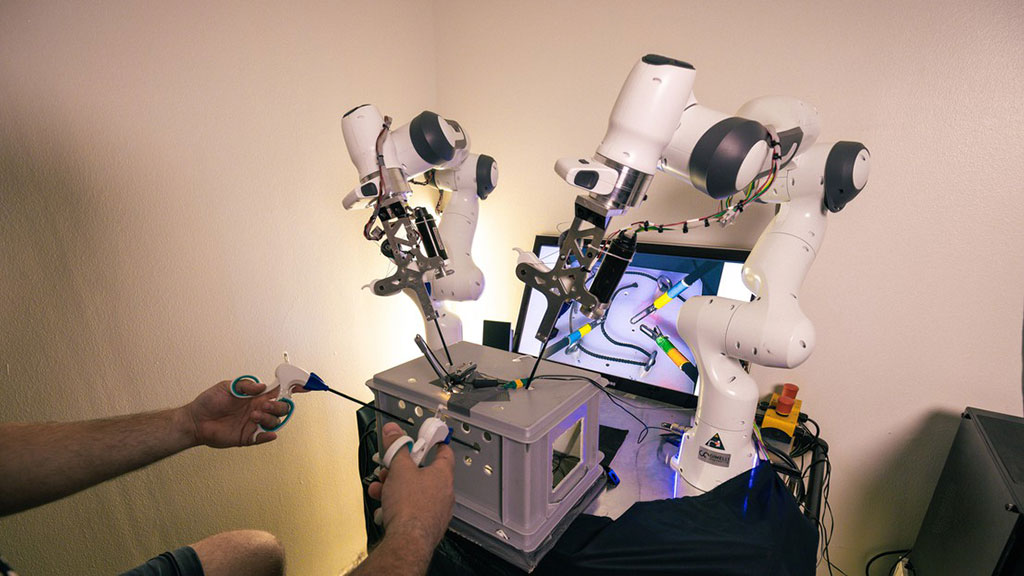 Imagen: El primer dispositivo quirúrgico laparoscópico de cuatro brazos abre nuevas posibilidades para los cirujanos (Fotografía cortesía de EPFL)