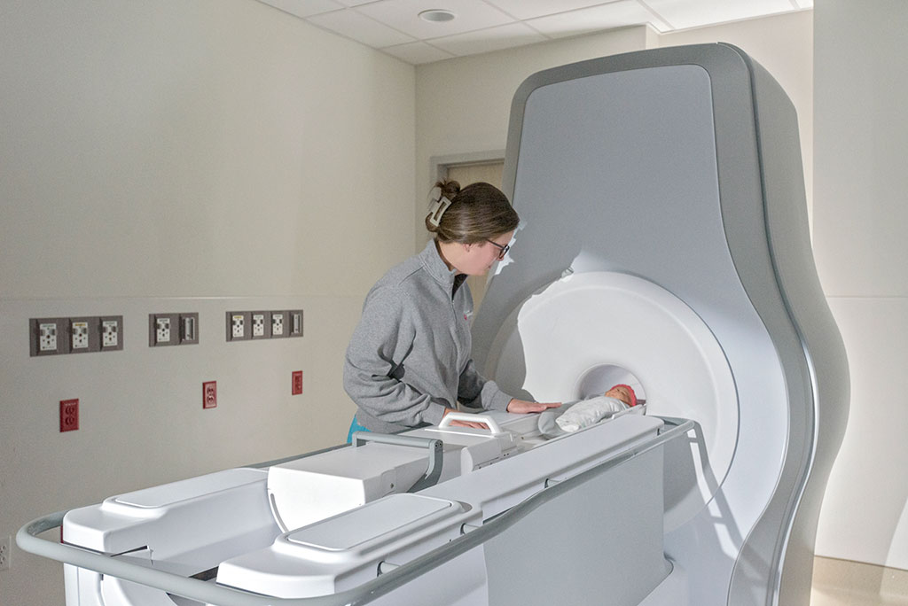 Imagen: El sistema de resonancia magnética neonatal Ascent3t está diseñado específicamente para la anatomía infantil (Fotografía cortesía de Eyas Medical Imaging) Imagen: El sistema de resonancia magnética neonatal Ascent3t está diseñado específicamente para la anatomía infantil (Fotografía cortesía de Eyas Medical Imaging)