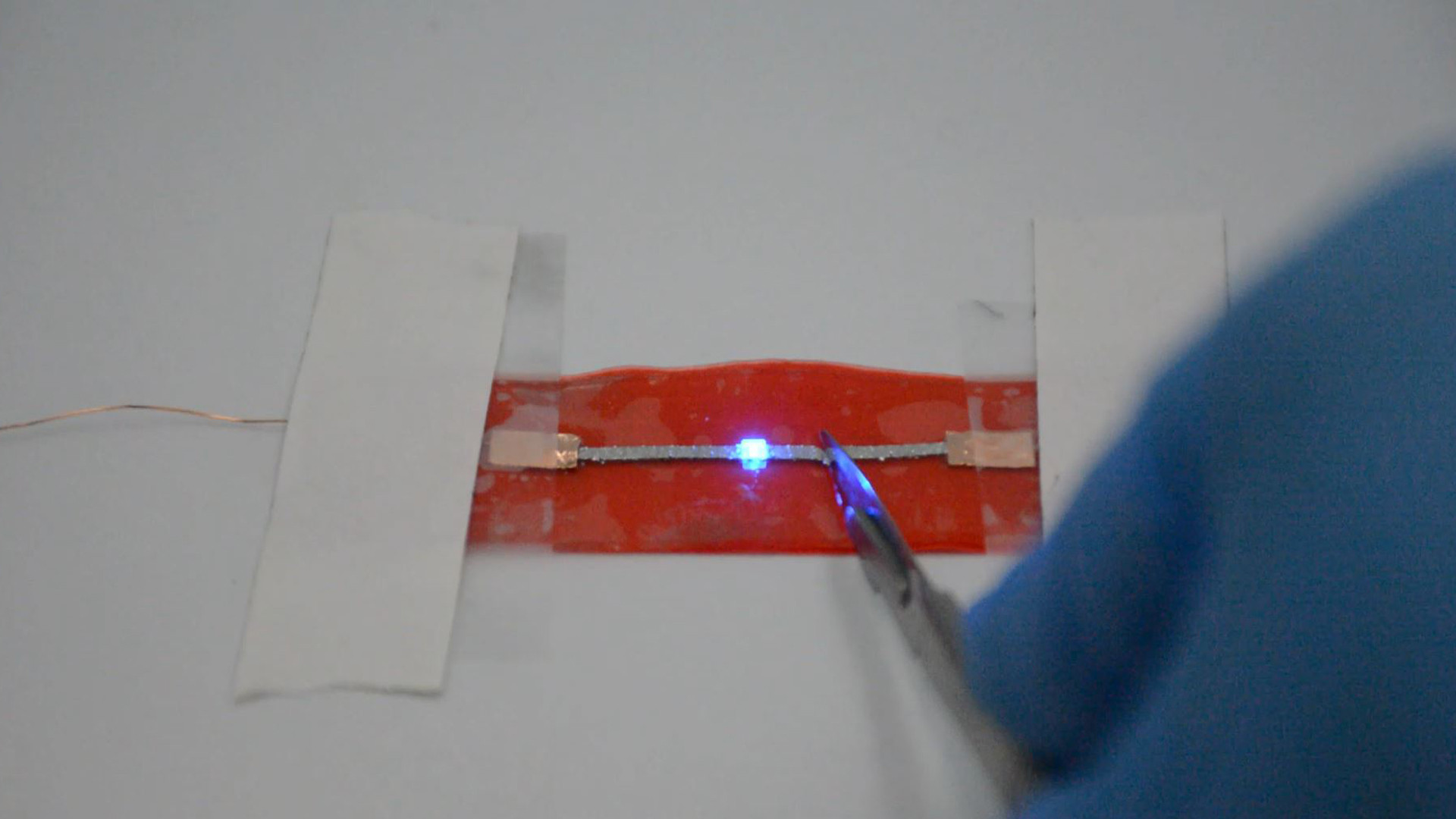 Imagen: El súper material conductivo y estirable puede reparar grietas o cortes casi instantáneamente (Fotografía cortesía de NUS)