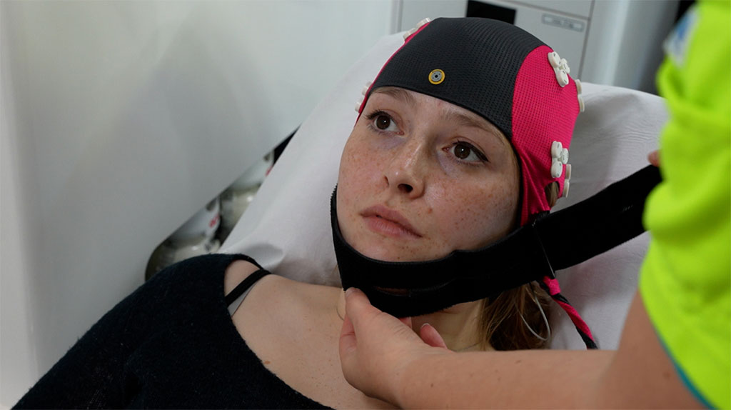 Imagen: La gorra inteligente de onda cerebral reconoce el accidente cerebrovascular antes de que el paciente llegue al hospital (Fotografía cortesía de UMC de Ámsterdam)