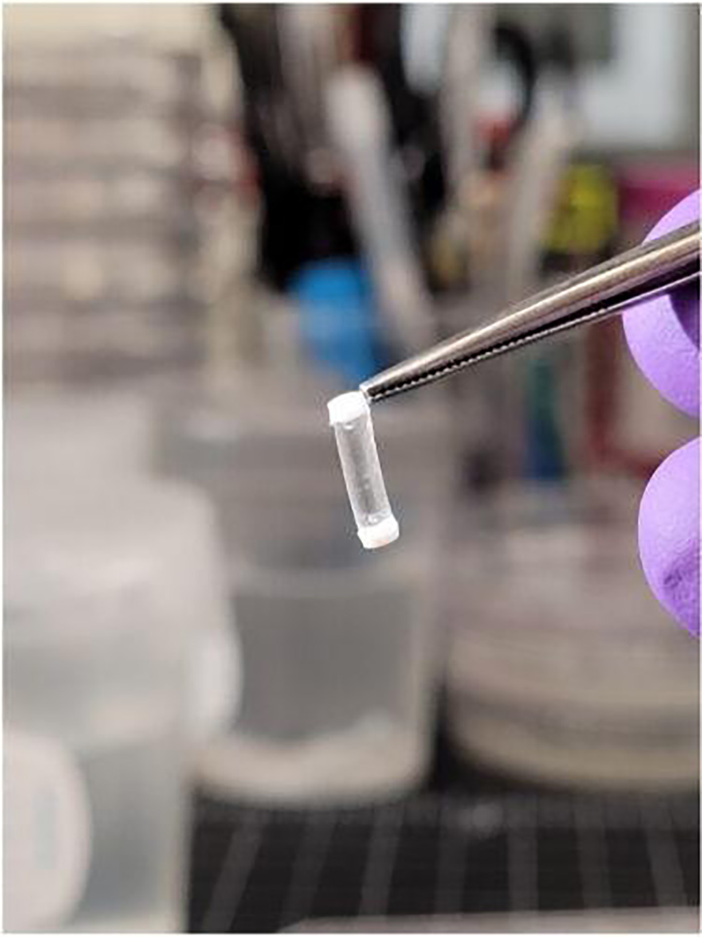 Imagen: El tamaño e inyectabilidad del biosensor permite un método menos invasivo para monitorear la glucosa en sangre (Fotografía cortesía de la Dra. Melissa Grunlan)