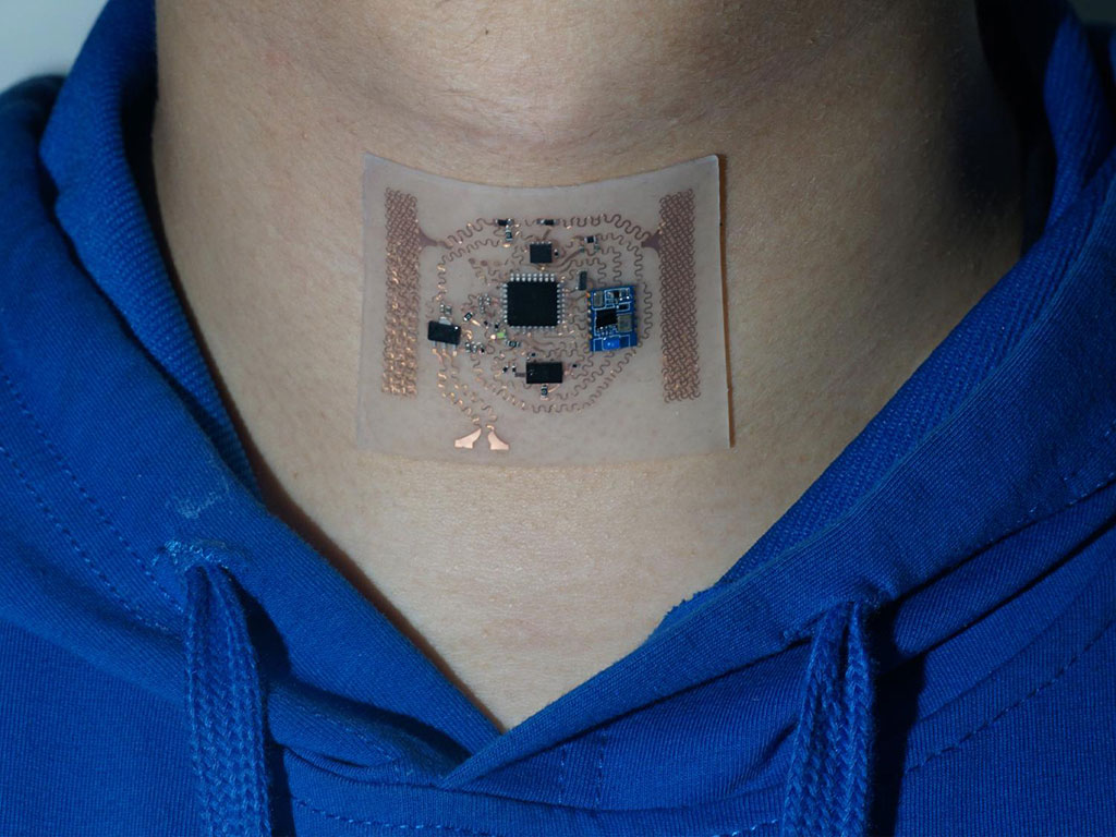 Imagen: El nuevo sensor de garganta elástico y portátil registra vibraciones e impulsos musculares eléctricos (Fotografía cortesía de Huanyu Cheng)