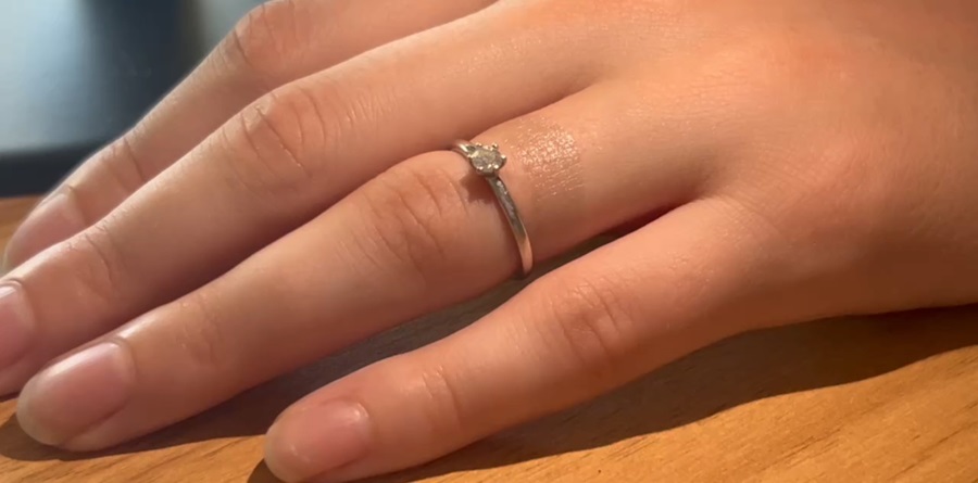 Imagen: El delgado monitor de sudor se puede ver sobre el anillo en la mano de esta mujer (Fotografía cortesía de UMass Amherst)