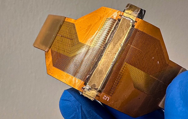 Imagen: El sensor adhesivo y portátil detecta cambios en la rigidez de los órganos internos profundos (Fotografía cortesía del MIT) Imagen: El sensor adhesivo y portátil detecta cambios en la rigidez de los órganos internos profundos (Fotografía cortesía del MIT)