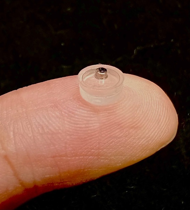 Imagen: El sensor implantable miniaturizado elimina la necesidad de cables transcutáneos, chips de circuito integrado o equipo de lectura voluminoso (Fotografía cortesía de la Universidad de Pekín)