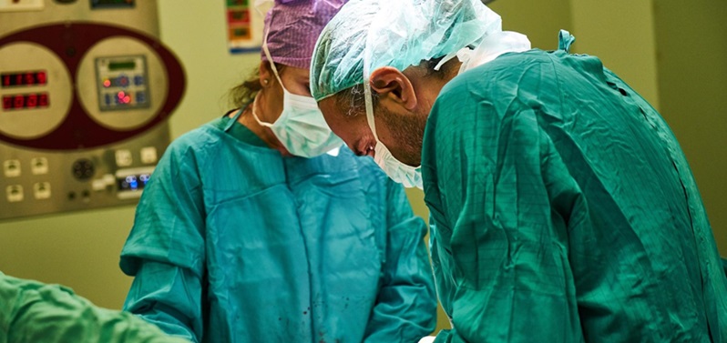 Imagen: La tecnología portátil evalúa la postura de los cirujanos durante la cirugía (Foto cortesía de Baylor College of Medicine)