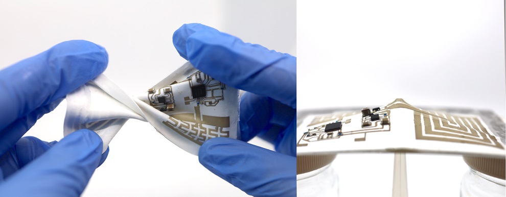 Imagen: Se muestran los dispositivos extensibles incorporados en el sustrato del material recientemente desarrollado (Foto cortesía de la Universidad Raudel Avila/Rice y la Universidad Sun Hong Kim/Hanyang)