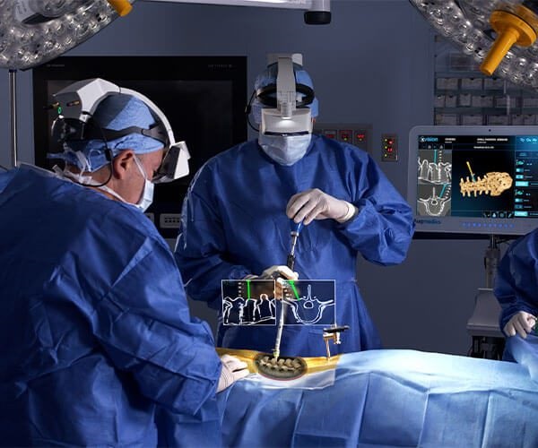 Imagen: El xvision Spine System es el primer sistema de navegación AR aprobado por la FDA de EUA para cirugía (foto cortesía de Augmedics)