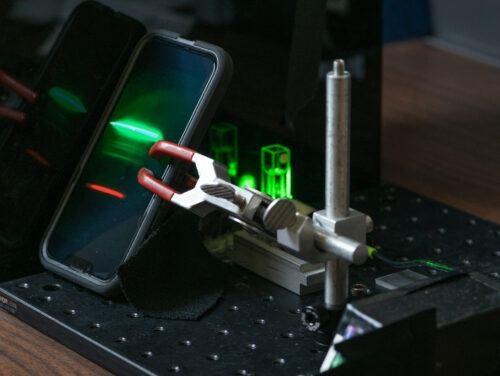 Imagen: Un teléfono inteligente registra el espectro Raman de un material desconocido para su posterior análisis(foto cortesía de Texas A&M University Engineering)