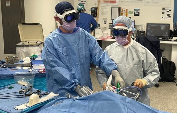 Imagen: Los cirujanos están evaluando el uso potencial de aplicaciones de computación espacial en Apple Vision Pro (Foto cortesía de UC San Diego Health)