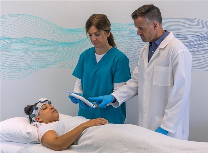 Imagen: El sistema de EEG en el punto de atención incorpora algoritmos de detección de convulsiones impulsados ​​por IA (foto cortesía de Natus Medical)