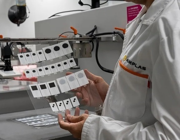 Imagen: La plataforma de biosensores portátil utiliza sensores electroquímicos impresos para la detección rápida y selectiva de Staphylococcus aureus (foto cortesía de AIMPLAS)