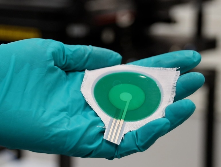 Imagen: El dispositivo Pneumorator puede detectar variaciones sutiles debido a la expansión del tórax o cambios en la composición pulmonar (Foto cortesía de la Universidad de Nottingham Trent)