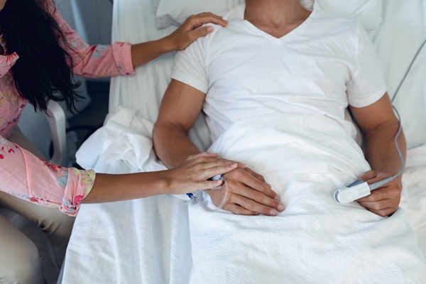 Imagen: la camiseta recopila datos del paciente y permite una estancia hospitalaria postoperatoria más corta (foto cortesía de 123RF)