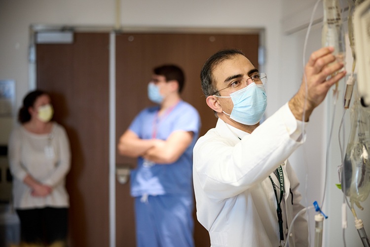 Imagen: un nuevo producto de células CAR-T “universal” que se está preparando para la infusión a un paciente como parte de un ensayo clínico (Foto cortesía de WashU Medicine)