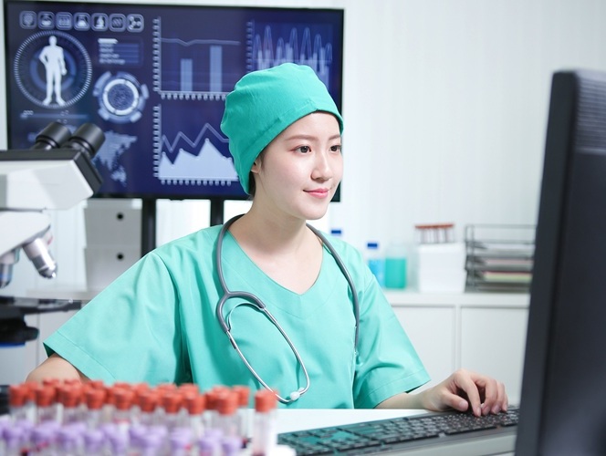 Imagen: el agente de IA autónomo para la medicina de precisión puede guiar la toma de decisiones clínicas en oncología (foto cortesía de 123RF)