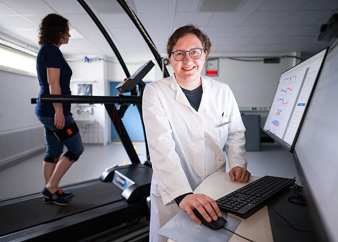 Imagen: el equipo de investigación, dirigido por la profesora Bergita Ganse, desarrolló una forma innovadora de monitorear la curación de fracturas óseas que elimina la radiación dañina de longitud de onda más corta (Foto cortesía de Oliver Dietze)