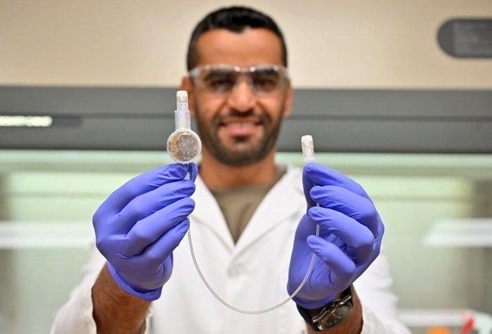 Imagen: el conector del catéter electrónico, que muestra Majid al-Qurahi, está diseñado para matar un tipo común de bacteria responsable de infecciones hospitalarias (foto cortesía de WSU)