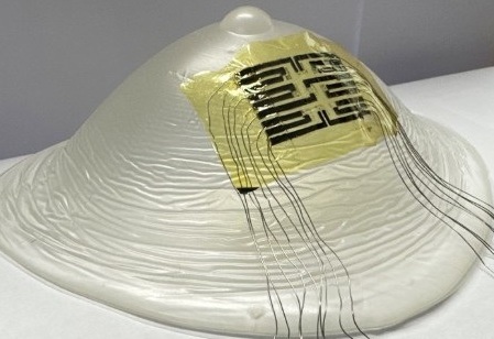Imagen: el parche ultrafino sensor de temperatura mostrado sobre un modelo de mama (foto cortesía de la Universidad de Bristol)