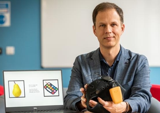 Imagen: Dr. George Stothart con el sistema EEG Fastball (foto cortesía de la Universidad de Bath)