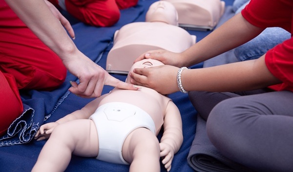 Imagen: Se insta a los profesionales de la salud a prepararse para las complicaciones y trabajar en equipos de reanimación neonatal coordinados y bien capacitados (Fotografía cortesía de Adobe Stock)