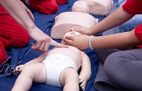 Imagen: Se insta a los profesionales de la salud a prepararse para las complicaciones y a trabajar en equipos de reanimación neonatal coordinados y bien capacitados (Foto cortesía de Adobe Stock).