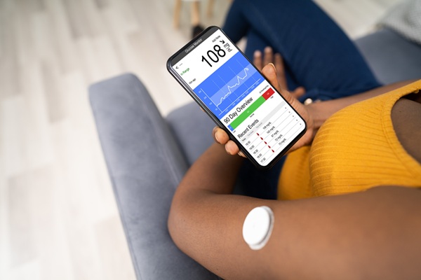 Imagen: La IA está transformando los monitores continuos de glucosa en herramientas predictivas para el control de la diabetes (Foto cortesía de 123RF)