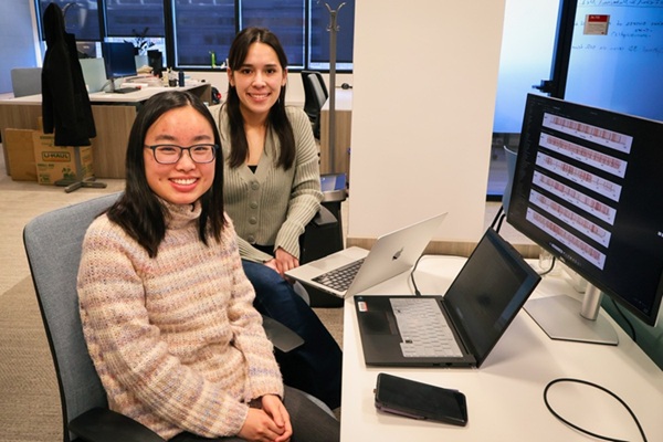 Imagen: Tiffany Yau (izquierda) y Teya Bergamaschi, estudiantes de doctorado del MIT, quienes desarrollaron el modelo de aprendizaje profundo (Fotografía cortesía de Alex Ouyang/MIT Jameel Clinic)