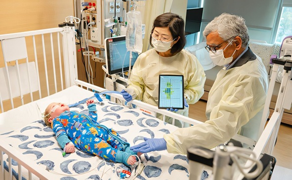 Imagen: El tejido flexible, con sensores integrados, se está probando actualmente en las cunas de la UCI Pediátrico del Hospital Arthur M. Blank de Children's Healthcare of Atlanta (fotografía cortesía de Joya Chapman y Christopher McKenney/Georgia Institute of Technology) Imagen: El tejido flexible, con sensores integrados, se está probando actualmente en las cunas de la UCI Pediátrico del Hospital Arthur M. Blank de Children's Healthcare of Atlanta (fotografía cortesía de Joya Chapman y Christopher McKenney/Georgia Institute of Technology)
