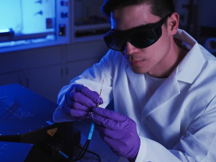 Imagen: Tse-Ang Lee, investigador de ingeniería de Texas, con la sonda (Fotografía cortesía de Tzu-Chin Hsu)