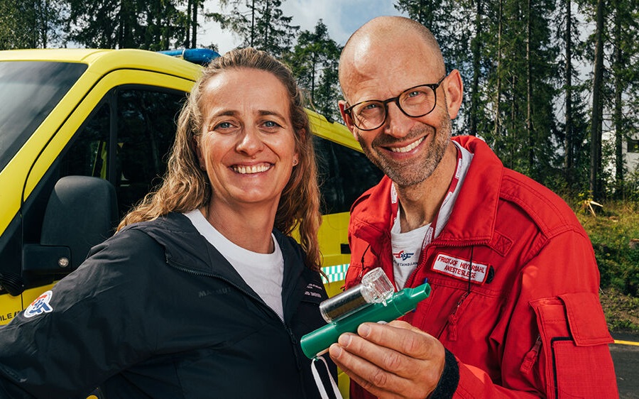 Imagen: El candidato a doctorado Randi Simensen y el investigador Fridtjof Heyerdahl muestran el inhalador que se utiliza para aliviar el dolor en el campo. (Foto cortesía de Marius Svaleng Andresen/SNLA)