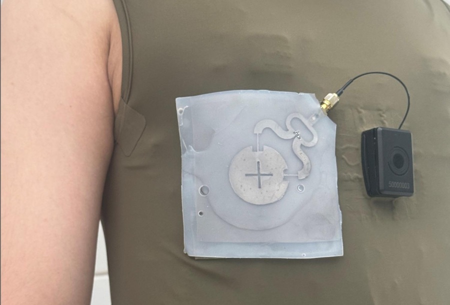 Imagen: Los investigadores demostraron un electrodo de hidrogel suave e imprimible que se adapta a la piel mientras registra señales fisiológicas. El material mantuvo un estrecho contacto durante el movimiento y en condiciones de humedad, ofreciendo una plataforma potencial para futuras tecnologías portátiles de monitoreo de la salud (Fotografía cortesía de Huanyu \