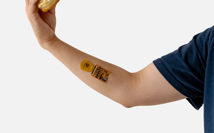 Imagen: El nuevo y económico sensor de sudor adhesivo mide los niveles de lípidos y ofrece una forma no invasiva de controlar continuamente el colesterol y los triglicéridos. (Crédito de la imagen: Instituto de Tecnología de California)