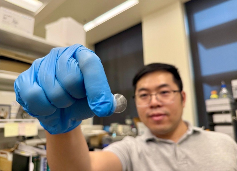 Imagen: El investigador Penghui Zhao sostiene el parche iNal, un dispositivo médico portátil que puede prevenir sobredosis accidentales de opioides. (Foto cortesía de Penghui Zhao)