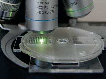 Imagen A: El dispositivo Mini-FLOTAC para la detección de huevos de helmintos (Fotografía cortesía del Prof. Giuseppe Cringoli).