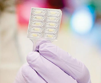 Imagen: La tecnología Accutas lab en chip, que permite que los técnicos en el campo hagan los exámenes para malaria y potencialmente muchas otras enfermedades infecciosas (Fotografía cortesía de Aquila Diagnostics Systems Inc.).
