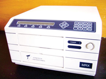 Imagen: El lector de microplacas MRX II (Fotografía cortesía de Dynex Technologies).