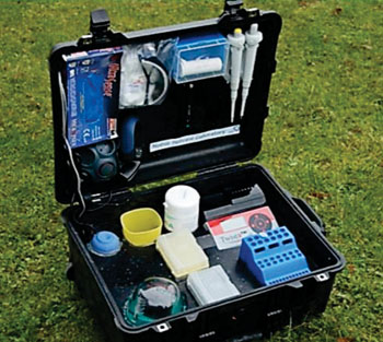 Imagen: El Diagnóstico en una maleta contiene todos los equipos y reactivos necesarios para detectar el virus del Ébola en 15 minutos (Fotografía cortesía de Karin Tilch / DPZ).