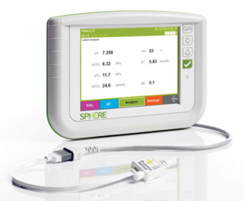 Imagen A: El analizador de gases sanguíneos para puntos de atención, Próxima, incorpora el Sensor Próxima (en primer plano) y el monitor de cabecera dedicado (Fotografía cortesía de Sphere Medical).